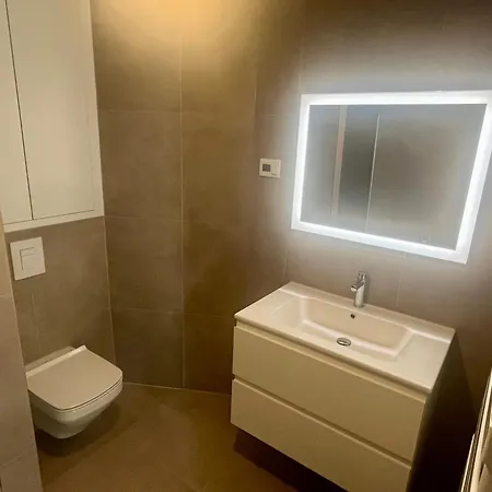 Stylish Bedroom At Gare Panzió Luxemburg