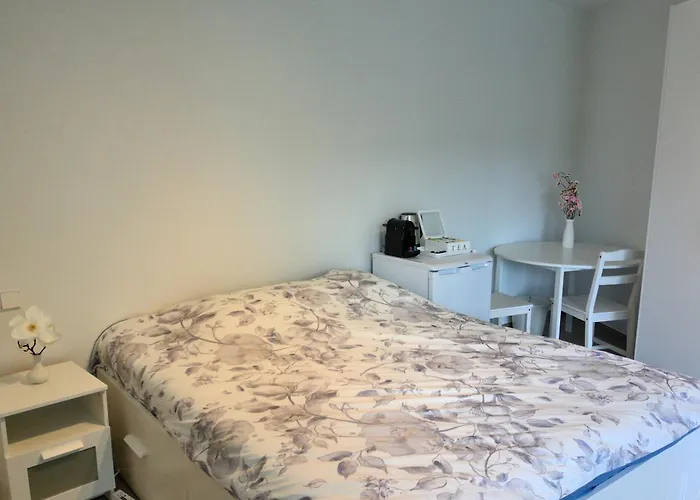 Stylish Bedroom At Gare Nocleg ze śniadaniem